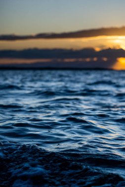 Gün batımında sahilin dikey görüntüsü.