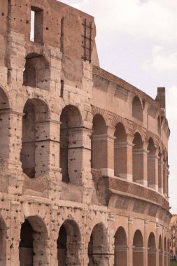 İtalya 'nın Roma şehrinin merkezinde bulunan Colosseum' un dikey çekimi.