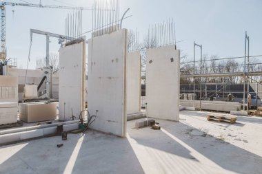 Tamamlanmış ve ilk duvarları örülmüş yeni bir bina.