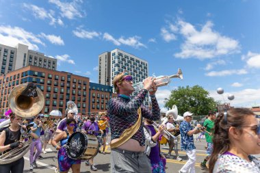 18 Haziran 2022 'de Coney Adası' ndaki 40. Yıllık Denizkızı Geçidi 'ndeki insanların manzarası.