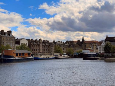 Leith Limanı, Edinburgh 'da güzel bir mavna görüntüsü. İskoçya 'nın en büyük kapalı limanı.