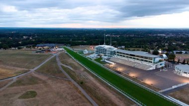 İngiltere 'deki Epsom Downs Yarış pistinin insansız hava aracı görüntüsü