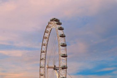 Londra Gözü 'nün nefes kesici bir görüntüsü. Arkasında pembe bulutlar var.