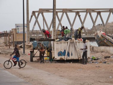 Bir grup çocuk çöp konteynırında işe yarar bir şey arıyor..