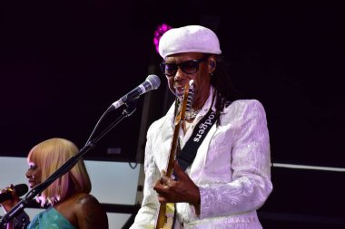 Bristol Harbour Festivali, Bristol Amfitiyatrosu, Bristol, İngiltere 'de Nil Rodgers ve Chic performanslarını sergilediler. 13 Temmuz 2022.