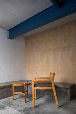 Yan masa terrazzo üst ve ahşap tabanlı, sert ahşap sandalye, dizayn mobilyası, dekorasyon, iç tasarım.