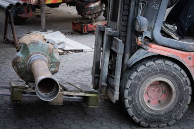 En gaffeltruck flytter bor 'dan broendboring' e