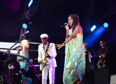 Bristol Harbour Festivali, Bristol Amfitiyatrosu, Bristol, İngiltere 'de Nil Rodgers ve Chic performanslarını sergilediler. 13 Temmuz 2022.