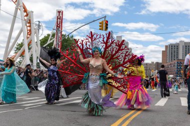 18 Haziran 2022 'de Coney Adası' ndaki 40. Geleneksel Denizkızı Geçidi 'nde yürüyen ve dans eden insanların görüntüsü