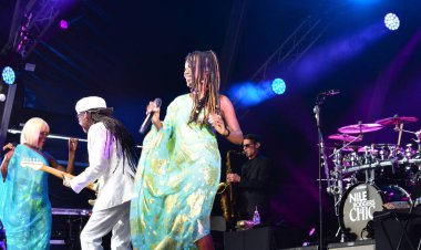 Bristol Harbour Festivali, Bristol Amfitiyatrosu, Bristol, İngiltere 'de Nil Rodgers ve Chic performanslarını sergilediler. 13 Temmuz 2022.