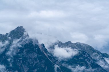 Karlı dağların üzerindeki bulutlar