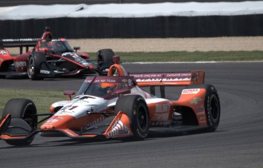 Indianapolis Grand Prix elemeleri sırasında yarışan arabaların görüntüsü