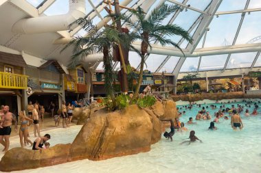 Wavre 'deki Walibi tema parkında eğlenen bir sürü insan.