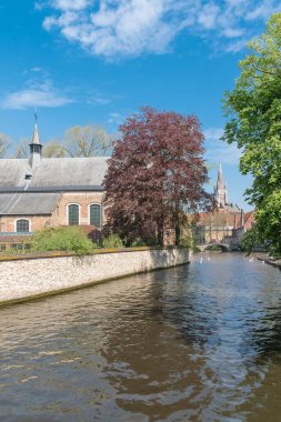 Bruges Belçika, kanaldaki güzel tipik evler
