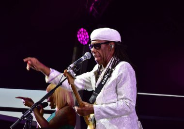 Bristol Harbour Festivali, Bristol Amfitiyatrosu, Bristol, İngiltere 'de Nil Rodgers ve Chic performanslarını sergilediler. 13 Temmuz 2022.