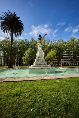 Güneşli bir günde İspanya 'nın Bilbao kentindeki Dona Casilda Iturrizar parkındaki güzel bir dağın yan görüntüsü.