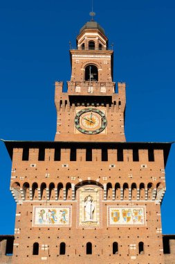 Mavi parlak gökyüzünün altındaki Sforzesco kalesinin dikey bir görüntüsü.