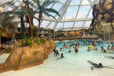 Wavre 'deki Walibi tema parkında eğlenen bir sürü insan.