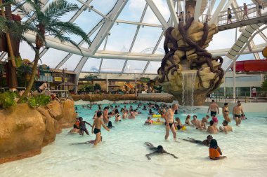 Wavre 'deki Walibi tema parkında eğlenen bir sürü insan.