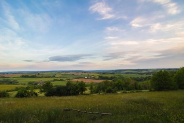 Bulutlu gökyüzünün altında güzel bir manzara