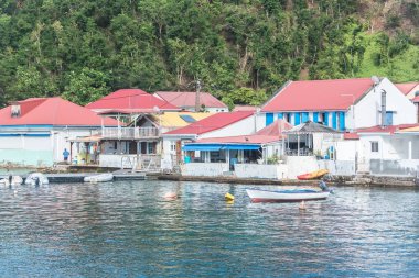 Guadeloupe, Saintes adaların tipik güzel deniz manzarası koyda Yelkenli evler.