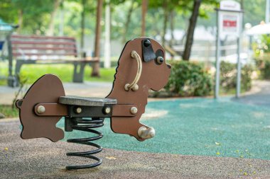HDB mahallesindeki oyun parkında Doggy Spring Rocker, Whampoa Dew, Singapur. Seçici odak.