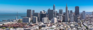San Francisco, downtown finans bölgesi Panoraması ve Oakland Körfezi Köprüsü arka planda