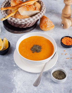 Masadaki kremalı çorbaya yakın çekim.