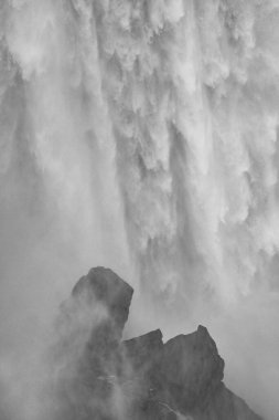 Niagara Şelalesi 'nin dikey gri tonlu görüntüsü.