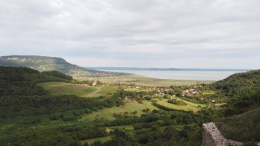 Badacsony tepelerindeki Szigliget şatosundan manzara.