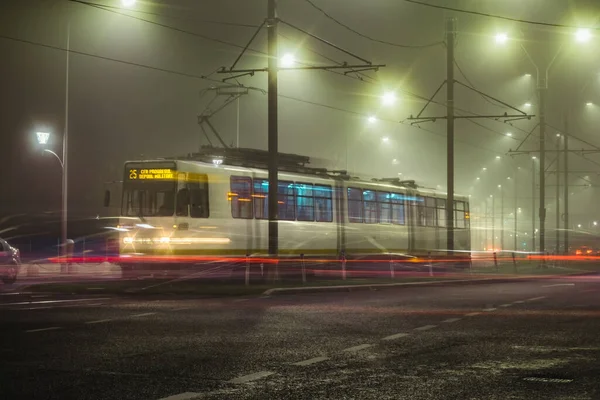 Spårvagn Bukarest Rumänien Dimmig Natt Tagen Med Lång Exponering — Stockfoto
