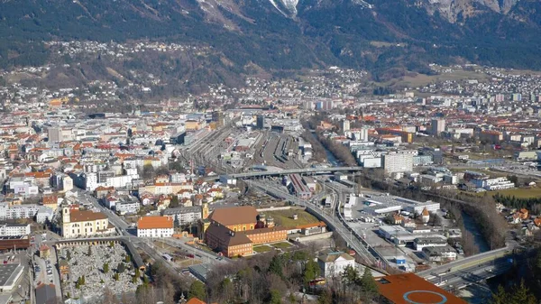 Prawdziwy Widok Miasto Innsbruck Stadionu Wieży Skoczni Narciarskich Toru — Zdjęcie stockowe