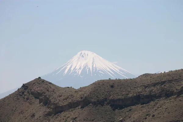 アルメニアとトルコの国境にある雪のアララト山のピークの美しいショット — ストック写真