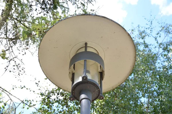 Fechamento Ângulo Baixo Uma Luz Rua Forma Oval Branca Fundo — Fotografia de Stock