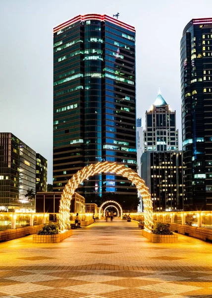 Eine Vertikale Aufnahme Eines Beleuchteten Fußweges Der Von Gebäuden Hongkong — Stockfoto