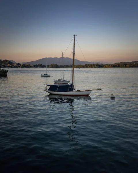 Plan Vertical Bateau Amarré Port Contre Rivage Vert Des Montagnes — Photo