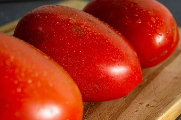 Frische Rote Tomate Mit Wassertropfen Auf Holzschneidebrett — Stockfoto