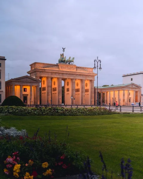 Una Toma Vertical Puerta Brandenburgo Iluminada Por Noche — Foto de Stock