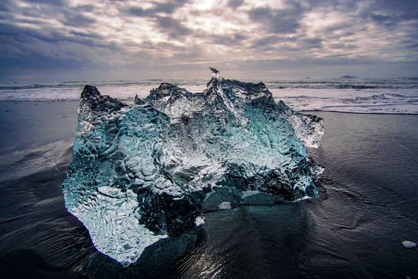 Bulutlu Bir Günde Sahilde Bir Buz Parçasının Yakın Plan Çekimi — Stok fotoğraf