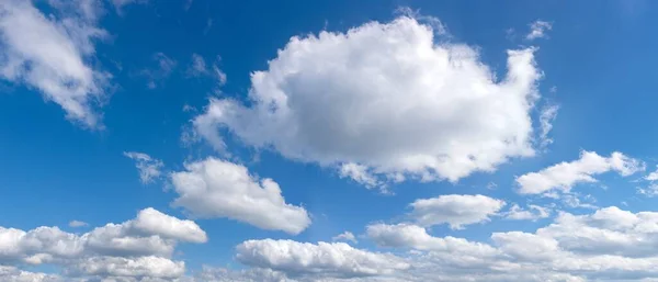 Öğleden Sonra Beyaz Bulutlu Mavi Gökyüzünün Panoramik Görüntüsü Arkaplan — Stok fotoğraf