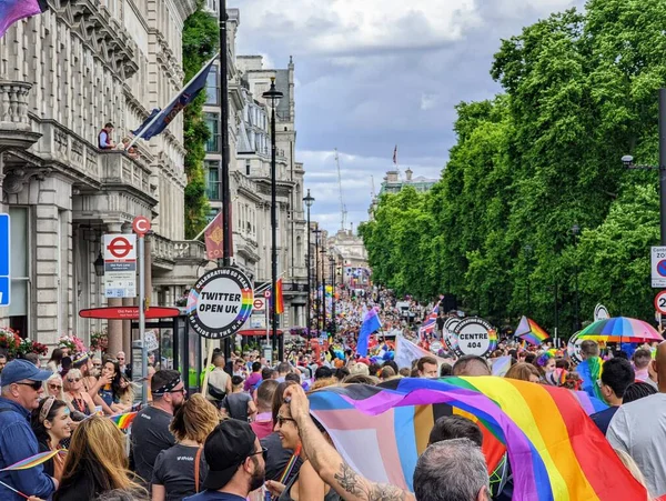 Una Folla Persone Che Camminano Attraverso Piccadilly Durante Pride Parade — Foto Stock