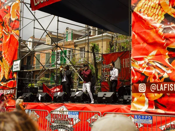 Латунная Группа Выступает Фестивале French Quarter Fest Новом Орлеане — стоковое фото