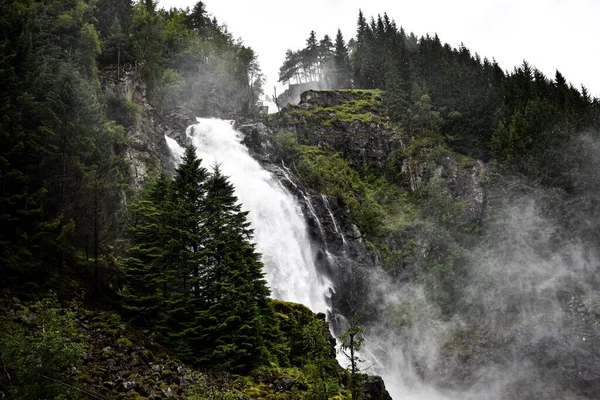 Uma Bela Vista Cachoeira Das Montanhas Cheias Árvores — Fotografia de Stock