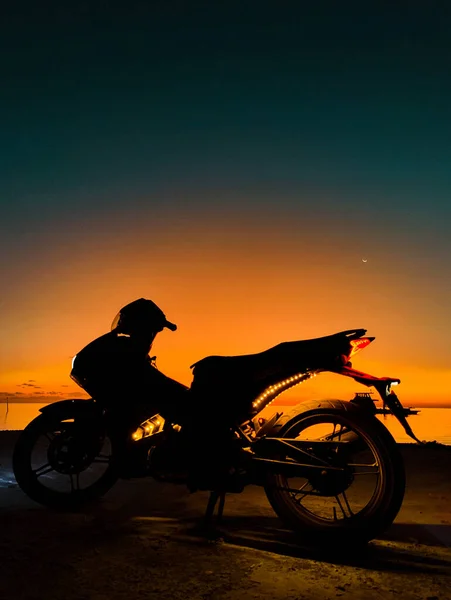 Μια Κάθετη Σιλουέτα Μιας Μοτοσικλέτας Υψηλής Ταχύτητας Ηλιοβασίλεμα Στο Παρασκήνιο — Φωτογραφία Αρχείου