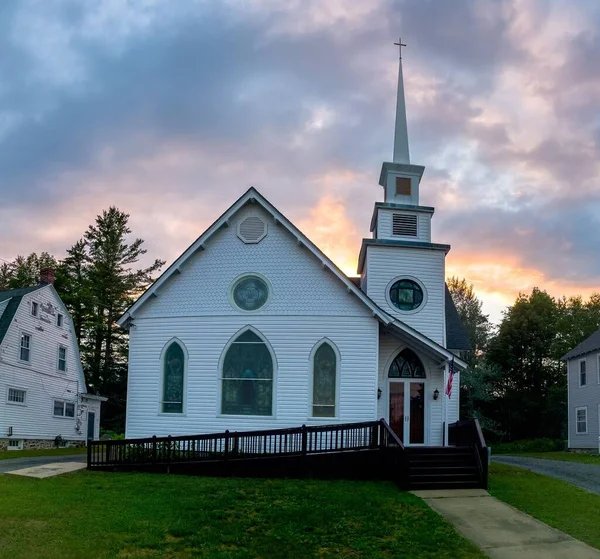 ニューヨーク州北部の小さなメソジスト教会の日没 アディロンダック — ストック写真