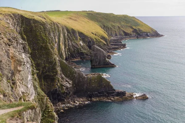 Kıyı uçurumunun ve denizin manzarası