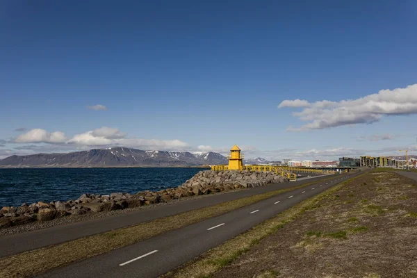 Histórico Farol Hoera Amarelo Costa Rochosa Reykjavik — Fotografia de Stock