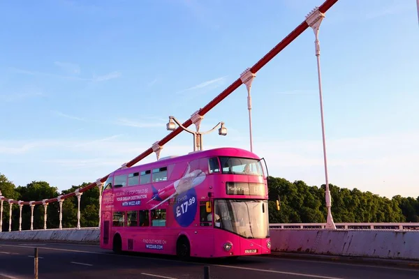 View Pink Double Decker Bus London Chelsea Bridge — Stock Photo, Image