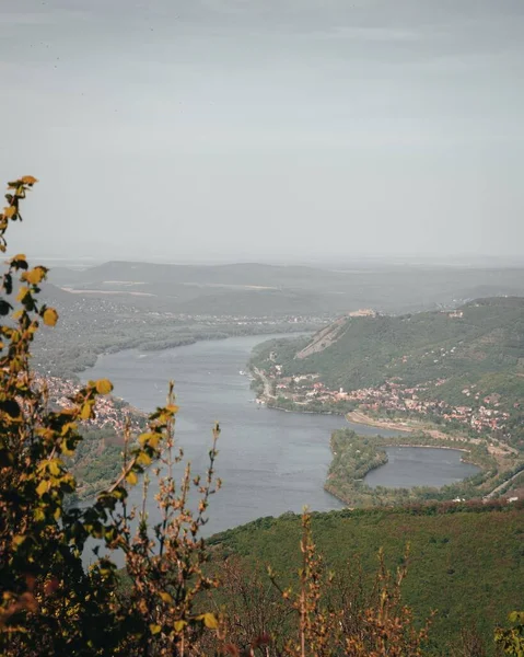 Vertikální Záběr Řeku Obklopenou Zelenými Kopci Nagymaros Okres Pest Maďarsko — Stock fotografie
