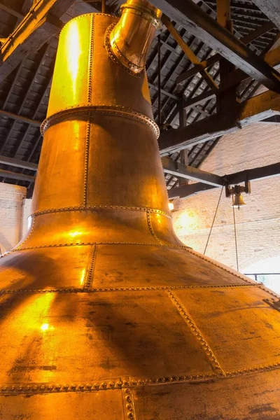 Plano Vertical Interior Una Antigua Destilería Tradicional Fabricación Alcohol —  Fotos de Stock
